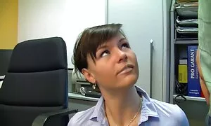 یک مرد جوان ششم شری تلگرام عکس سکسی را از کتابها رد می کند