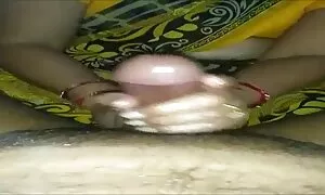 زنی با سینه های شایان ستایش در اتاق عکس سکسی کانال تلگرام خواب خود استراحت می کند